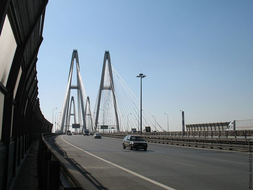 шумозащитное ограждение на правобережном съезде с Большого Обуховского моста