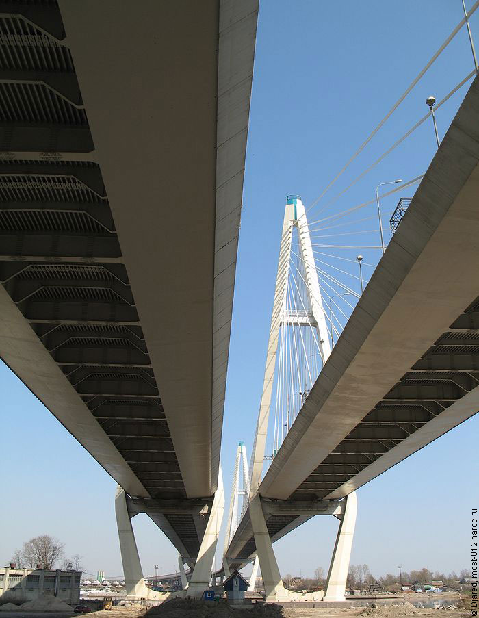 вид снизу на вантовый мост, неразводной мост через Неву