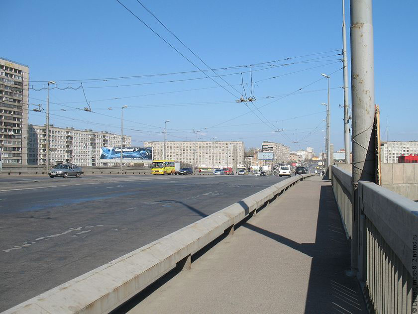 проезжая часть и пешеходная зона Володарского моста, съезд на Народную улицу