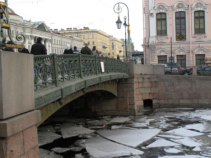 Зелёный мост, решетка, фонари, в Санкт-Петербурге весна