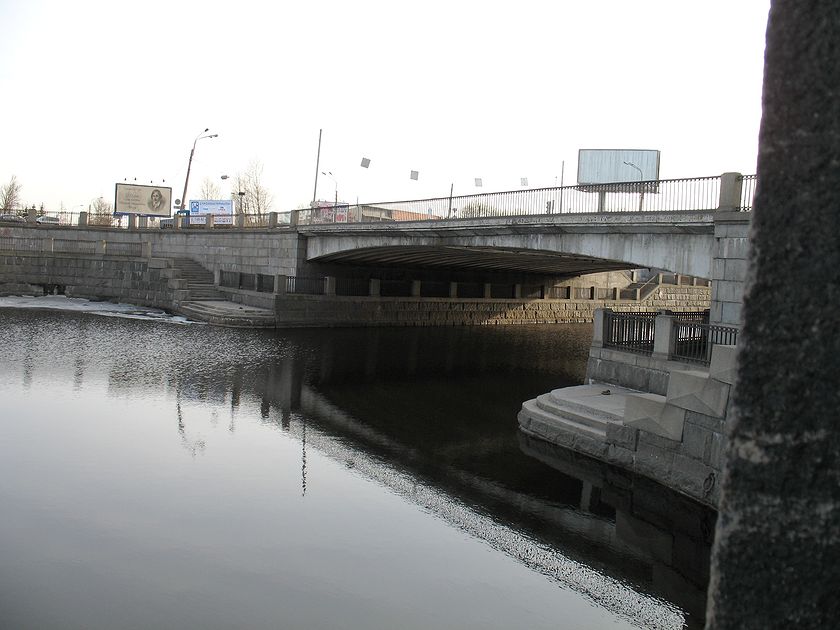 Отражение Атаманского моста в водах Обводного канала. Атаманский мост на Обводном.